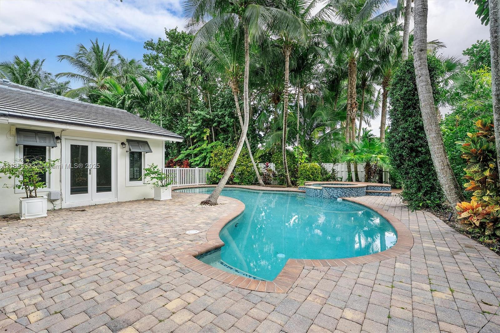 SUN AND SURF CLUB COMMUNI - Residential