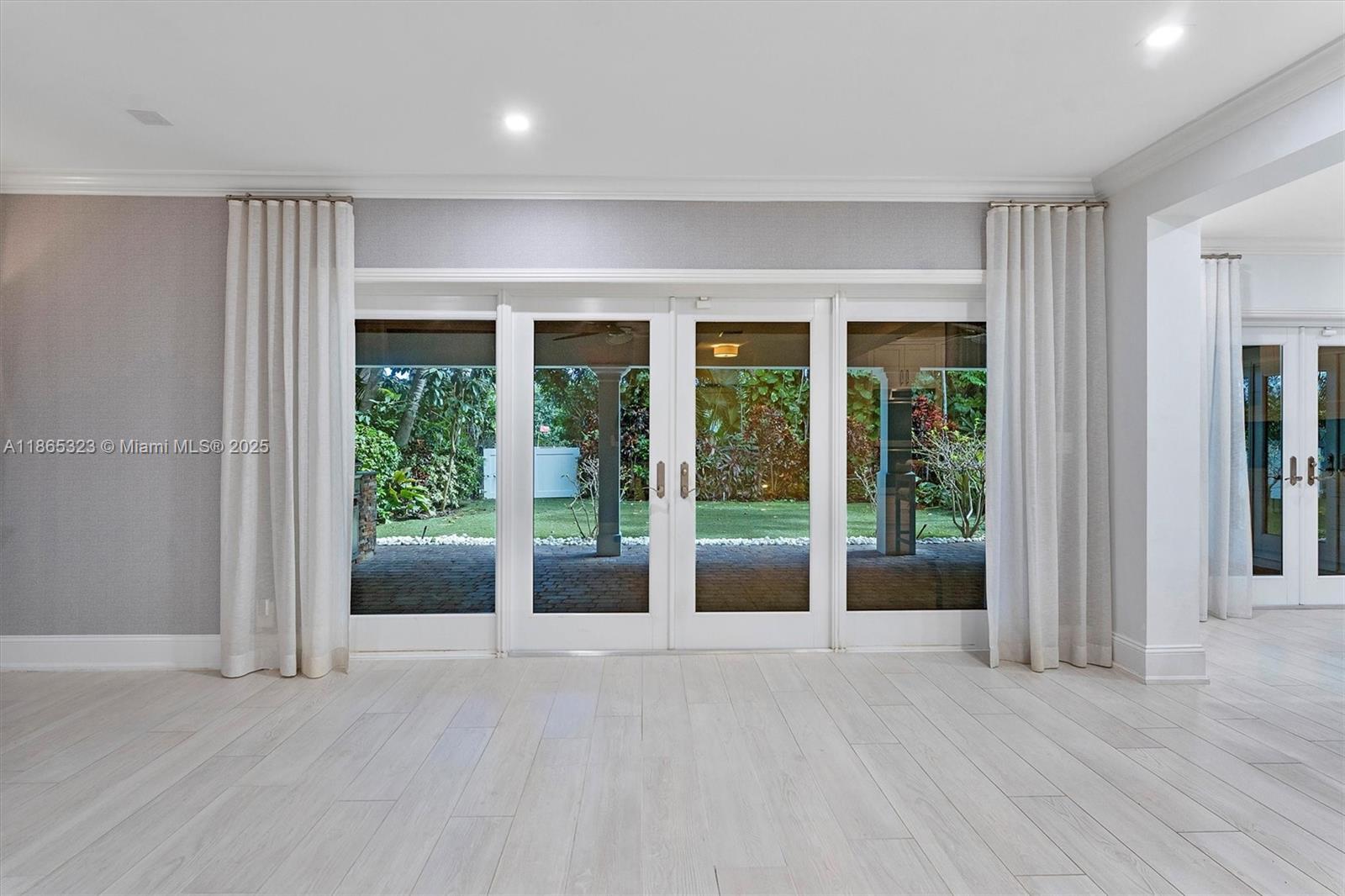 SUN AND SURF CLUB COMMUNI - Residential