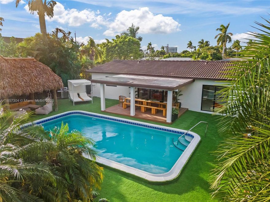 Amazing 4/3, waterfront w/pool, call to see your dream house ready to bring your clothes and enjoy it