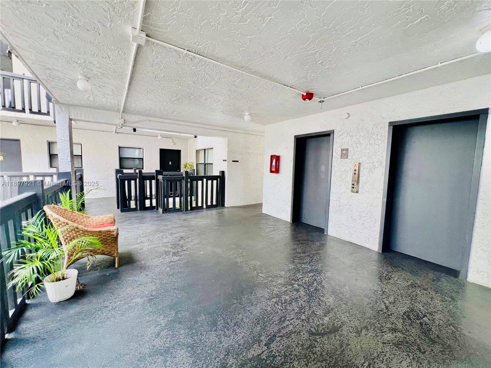 1021 Mockingbird Ln 215, Plantation, FL, 33324/$267,000 4 1021 Mockingbird Ln 215