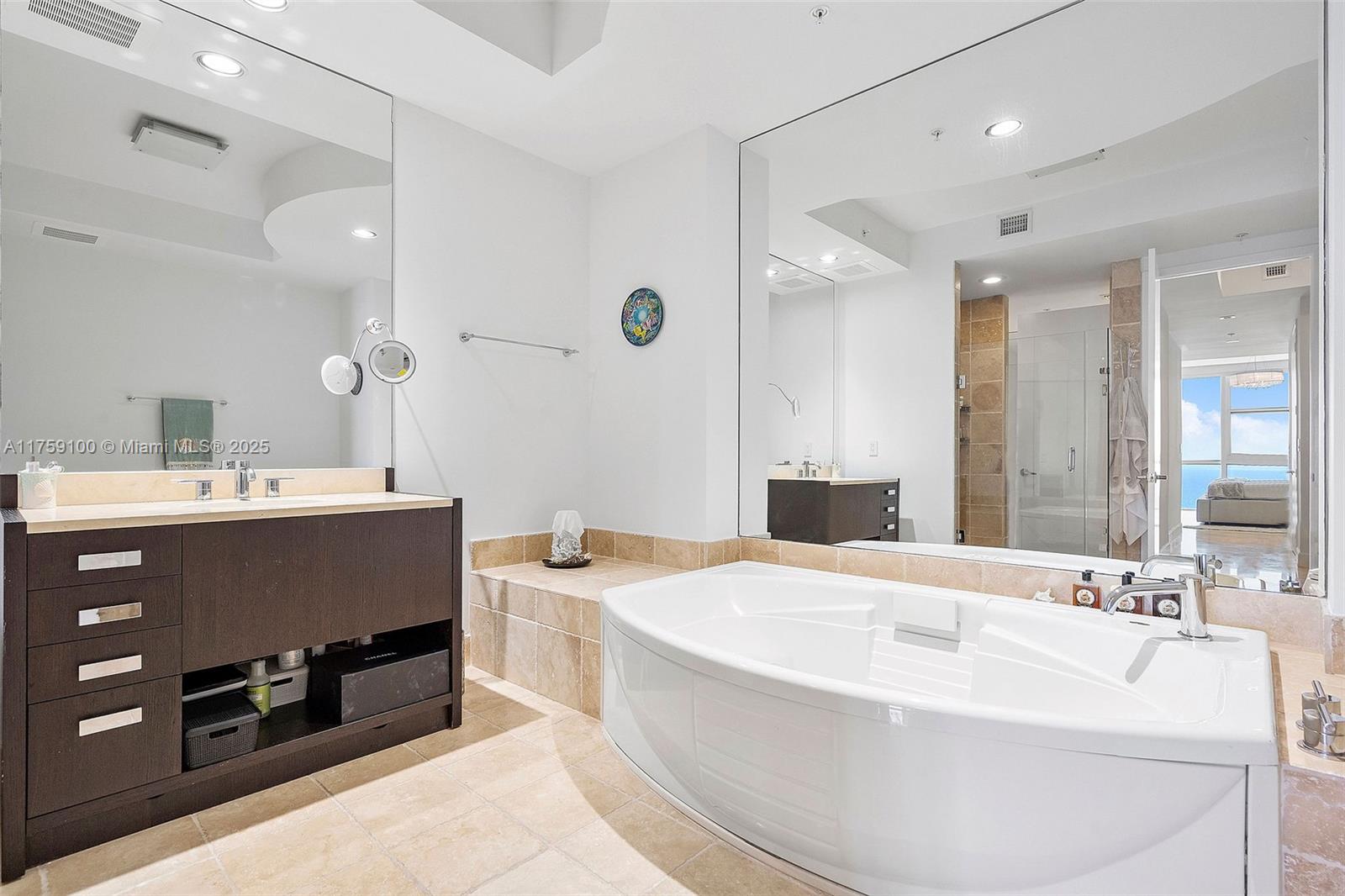 TRUMP ROYALE - Residential