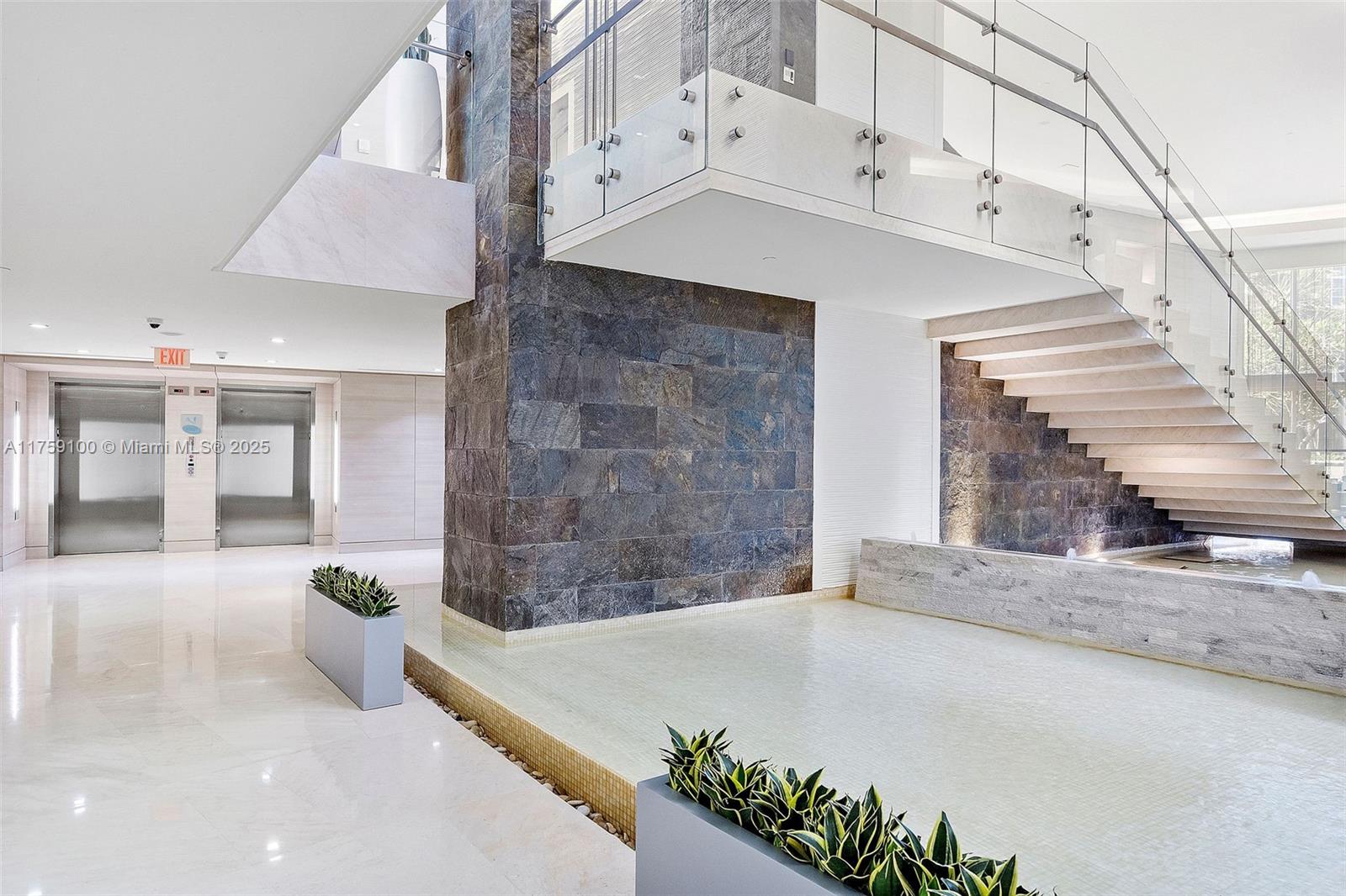 TRUMP ROYALE - Residential