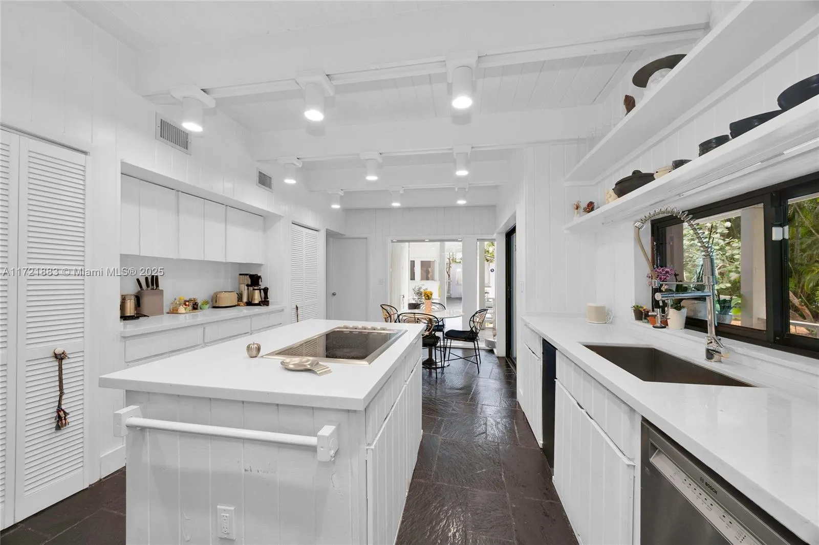 Coral Gables, Florida 33156, United States, 4 Bedrooms Bedrooms, ,4 BathroomsBathrooms,Residential,Active,20168