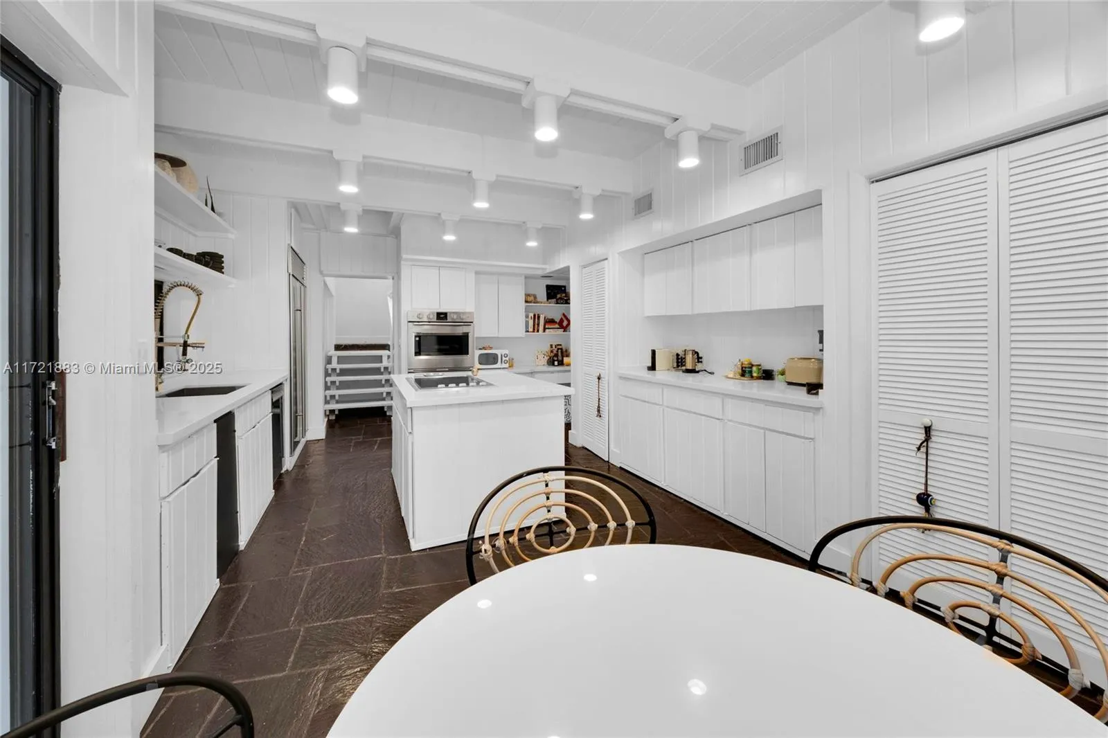 Coral Gables, Florida 33156, United States, 4 Bedrooms Bedrooms, ,4 BathroomsBathrooms,Residential,Active,20168