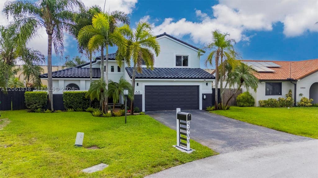 Photo of 5900 York Ln, Davie, FL 33331 (MLS # A12061838)