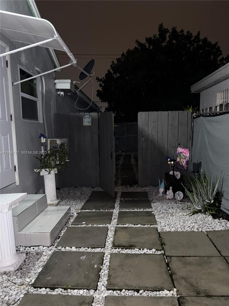 HOLLYWOOD PARK - Residential Lease