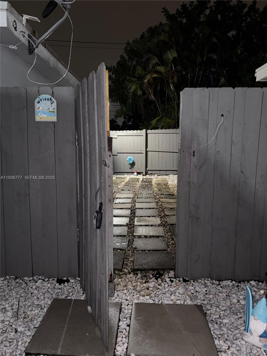 HOLLYWOOD PARK - Residential Lease