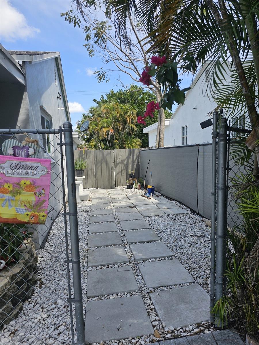 HOLLYWOOD PARK - Residential Lease