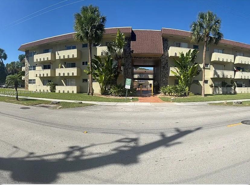 SPACIOUS, apartment condo with extra closet space in the heart of South Miami. A large bedroom, separate living/dining room with enough room to stretch your legs. This unit has view of the private pool and clubhouse. Enjoy your coffee on your private balcony and watch the sunrise! Great location near Dadeland Mall, shopping, restaurants, conveniently close to 826 and US1.