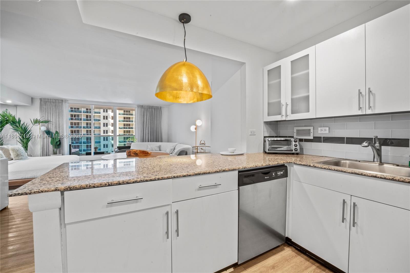 2301 Collins Ave 720