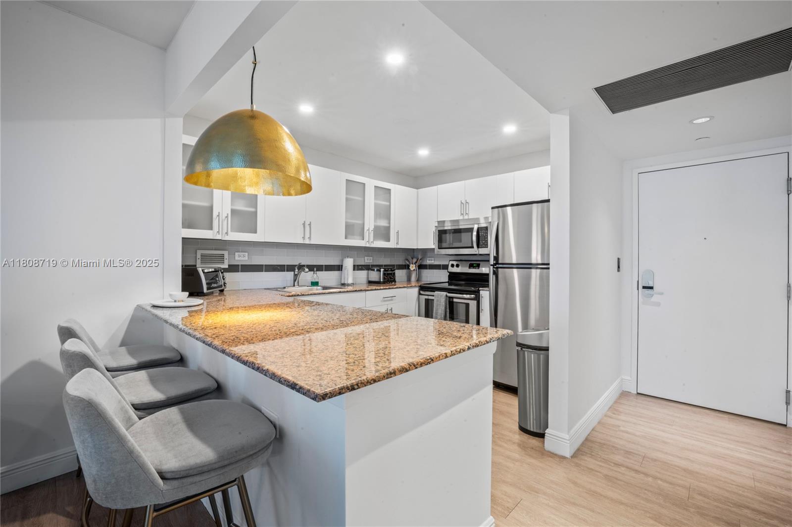 2301 Collins Ave 720