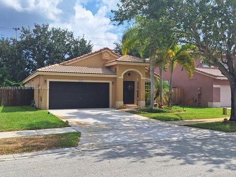 Single Family Residence in Pembroke Pines FL 20401 1st St.jpg