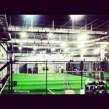 This business that has been in the community for more than 17 years, already fully recognized by the market that seeks our services. More than 80% of our customers are permanent and come every week to play. We have a space of 2,800 square meters, 3 soccer fields 6, 4 bathrooms and showers in two of them. A cafeteria area with a wine and beer license, and an area for rent or additional entertainment of a space of 100 square meters. We are the only courts in the market that have more than 300 parking spaces for their clients, which allows us to use the space to rent Latin music concerts and special events, also the only ones that do fluorescent activities for children's entertainment and children's parties.