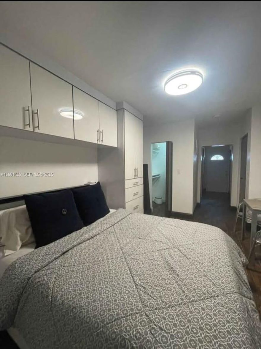 Wonderful and spacious studio, for rent. "Rent price includes water, internet, and electricity." No credit score need it,  no application  or association approval!