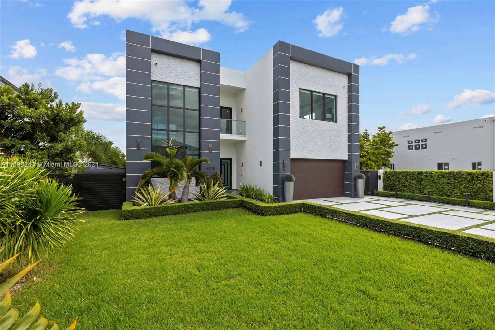 CORAL PINES - Residential