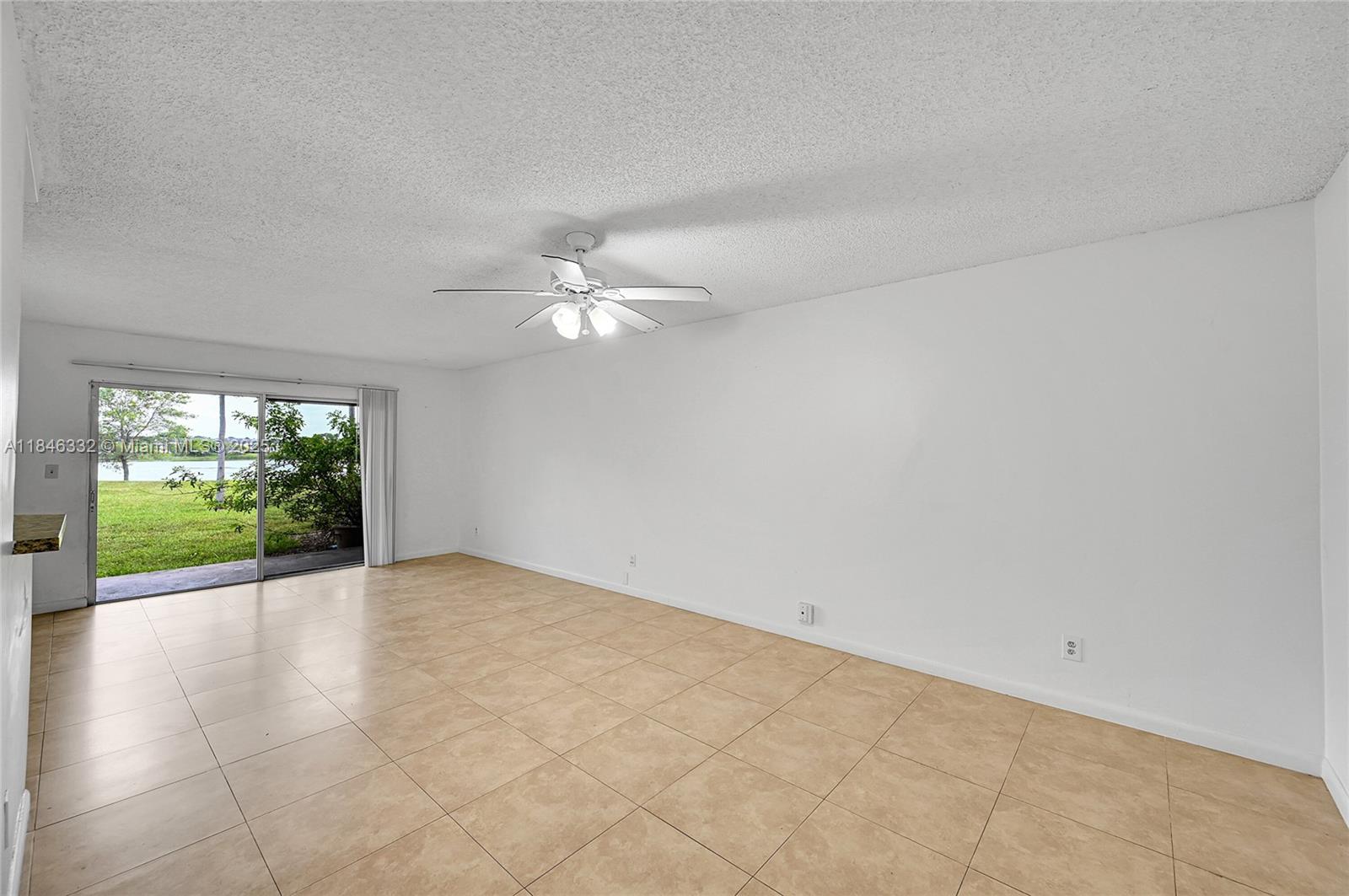 SUMMER LAKE - Residential