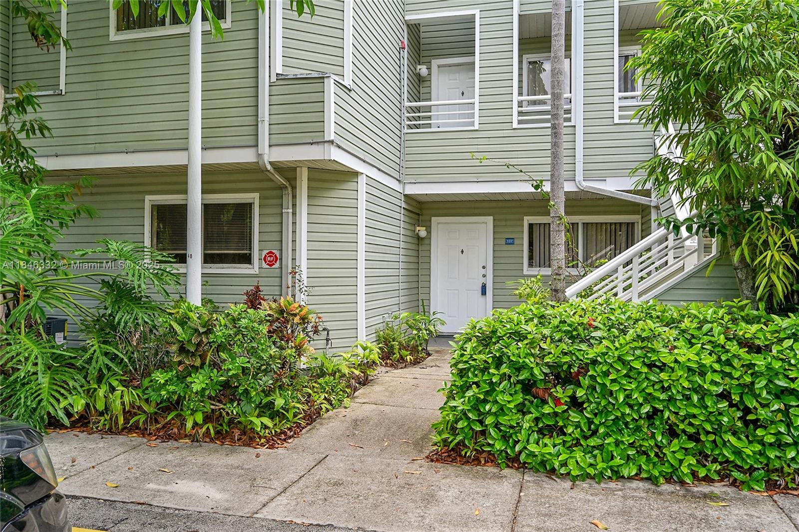 Investment opportunity. Rented for $2,000 until 8/31/2026. Gated large 2/2 in front of a breathtaking large lake with washer and dryer in the unit, remodelled kichen and bathrooms with breathtaking lake views. Centrally located closed to the Pink Stadium and the beach. Close to highways between I-95 and 441. Rents right away what makes it an amazing investement.
First-floor garden-style condo with 2 beds, 2 baths, ~1,020?sq?ft, built in 1988 Bright, open layout featuring renovated kitchen (granite countertops & stainless appliances), updated bathrooms, laminated floors, in-unit washer/dryer, walk-in closets, and balcony with serene lake views
Amenities include pool, fitness center and jacuzzi looking at the lake, enjoy walks in the mornings or afternoons. Just reduced.