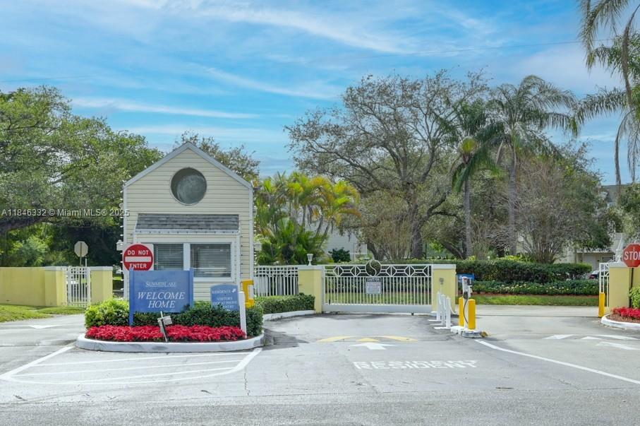 Gated large 2/2 in front of a lake with washer and dryer in the unit, remodelled kichen and bathrooms with breathtaking lake views. Centrally located closed to the Pink Stadium and the beach. Close to highways between I-95 and 441. Rents right away what makes it an amazing investement.
First-floor garden-style condo with 2 beds, 2 baths, ~1,020?sq?ft, built in 1988 Bright, open layout featuring renovated kitchen (granite countertops & stainless appliances), updated bathrooms, laminated floors, in-unit washer/dryer, walk-in closets, and balcony with serene lake views
Amenities include pool, fitness center and jacuzzi looking at the lake, enjoy walks in the mornings or afternoons. Call today. It will sell fast.