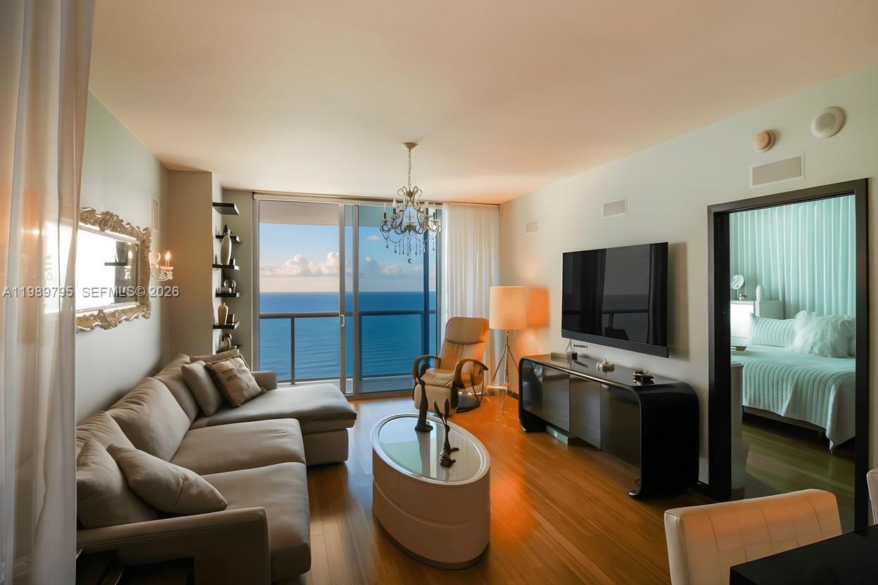 6799 Collins Ave LPH04