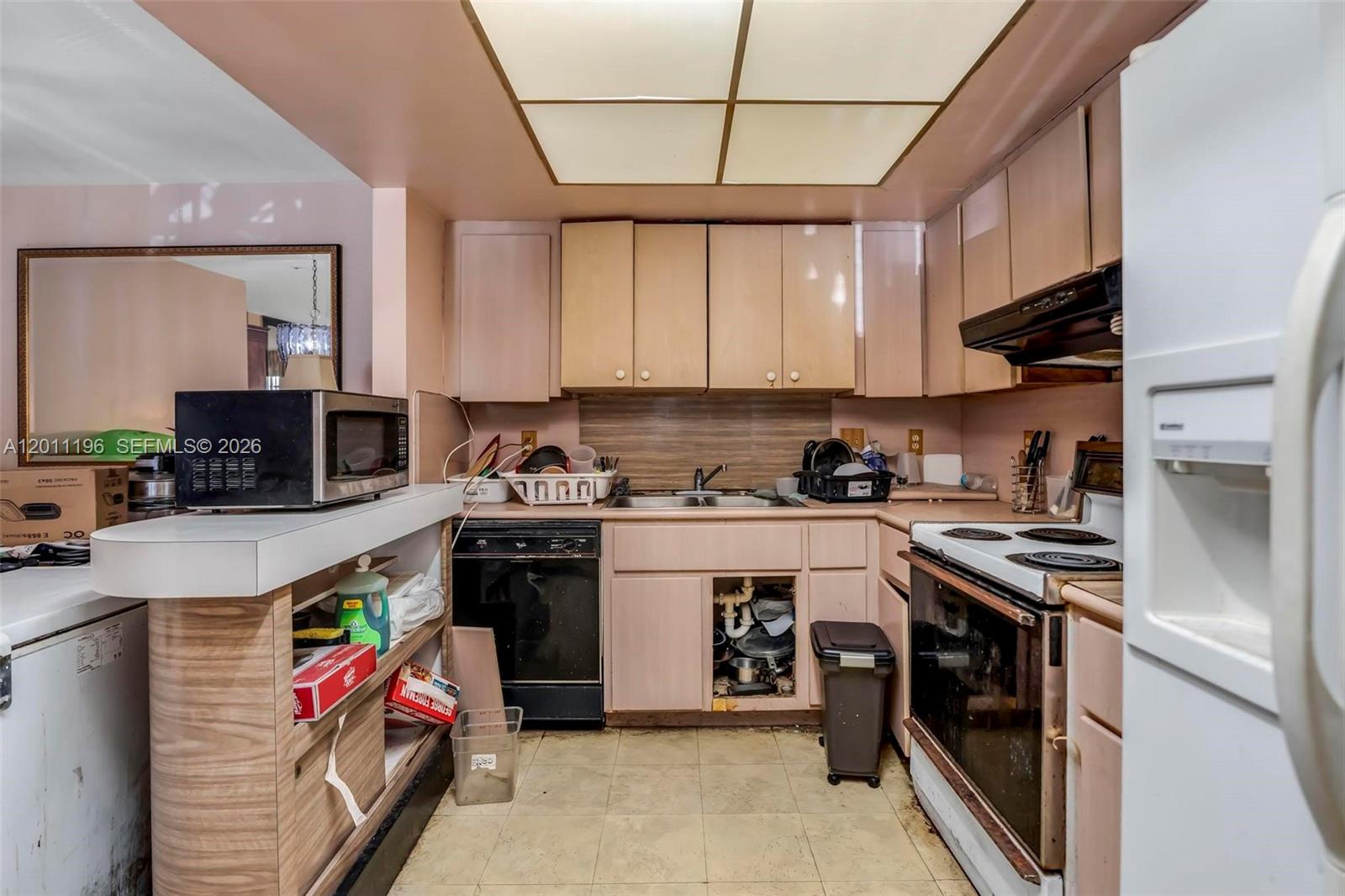 HOLLYWOOD LITTLE RANCHES - Residential Income