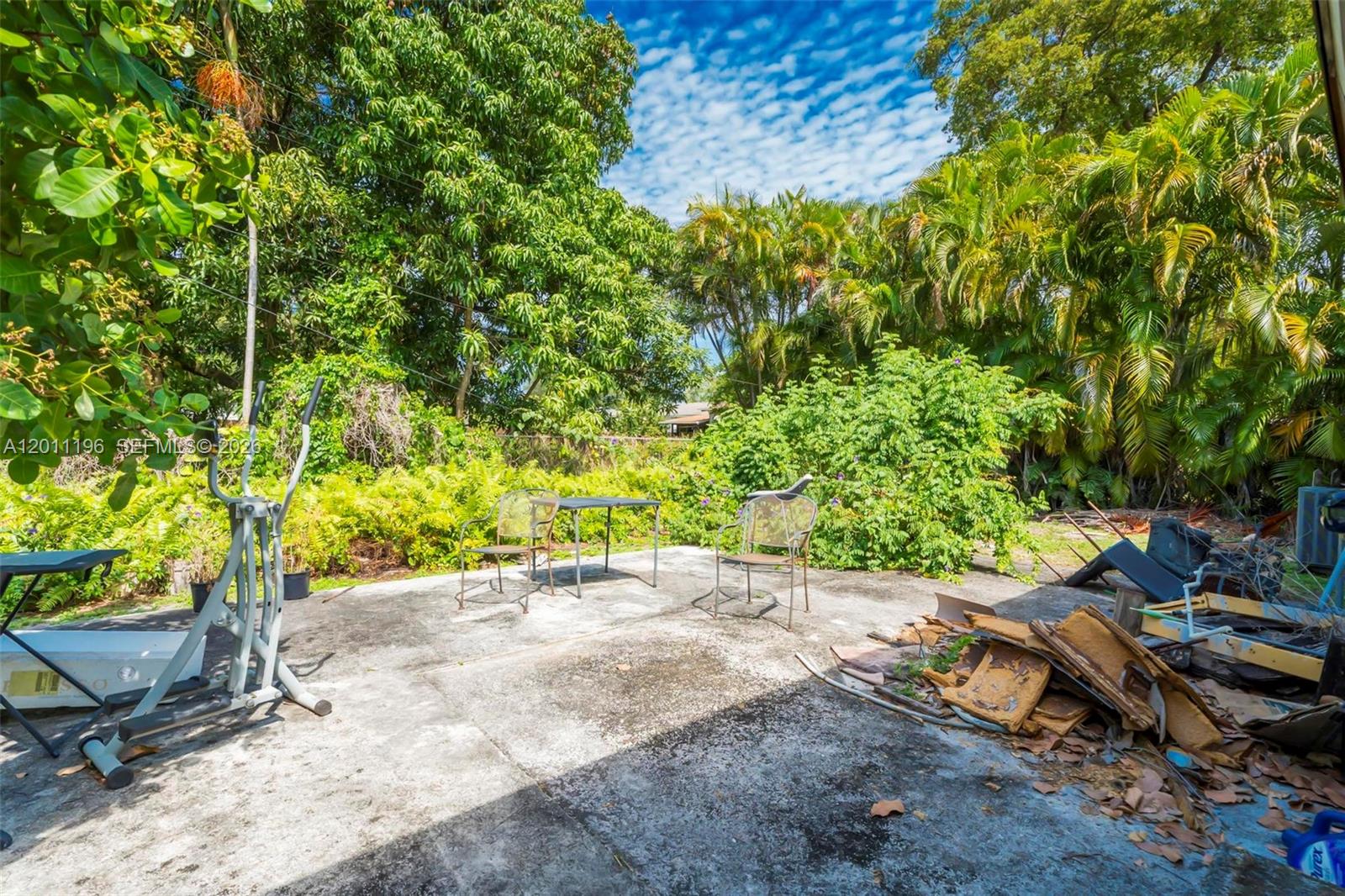 HOLLYWOOD LITTLE RANCHES - Residential Income