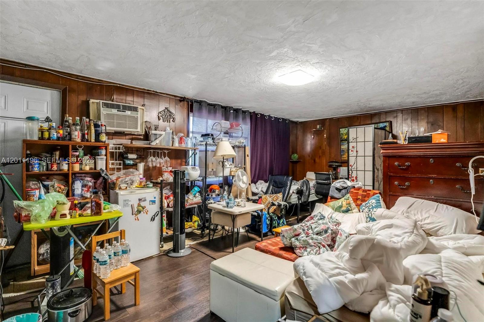 HOLLYWOOD LITTLE RANCHES - Residential Income