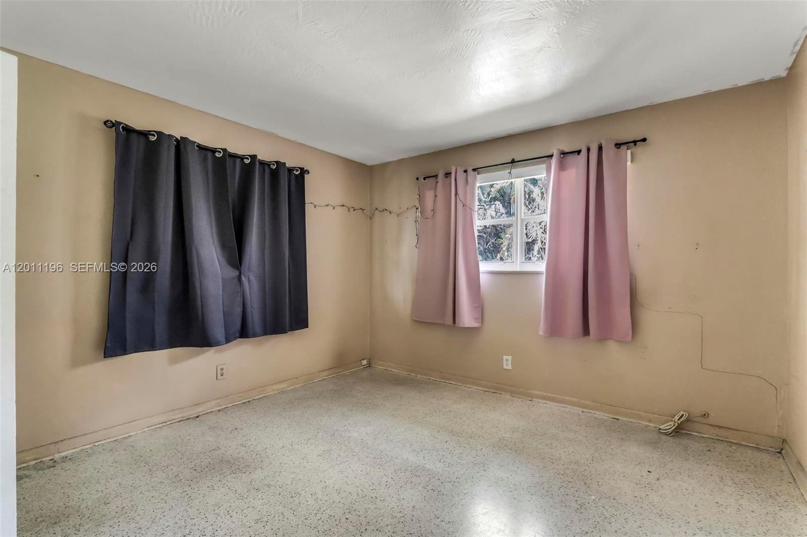 HOLLYWOOD LITTLE RANCHES - Residential Income