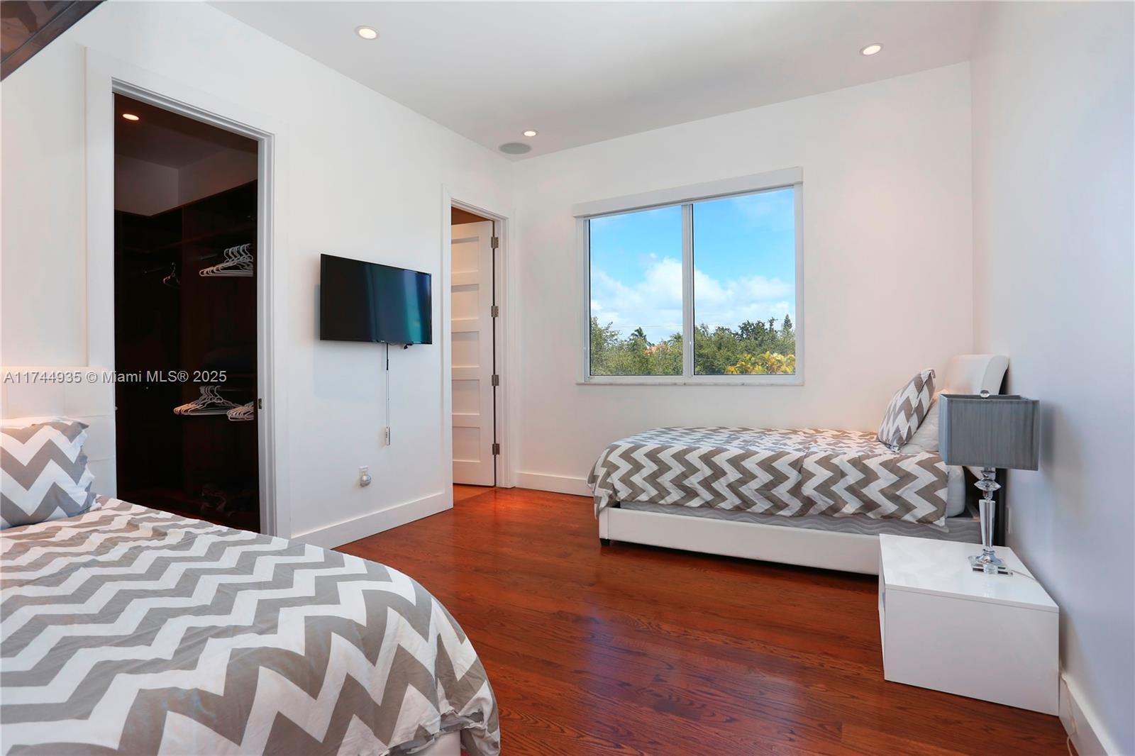 TROPICAL ISLE HOMES SUB - Residential Lease