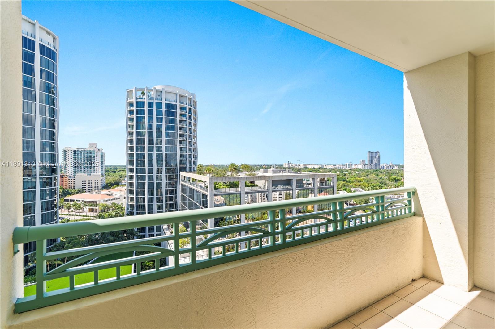 THE EXECUTIVE RESIDENCES - Residential