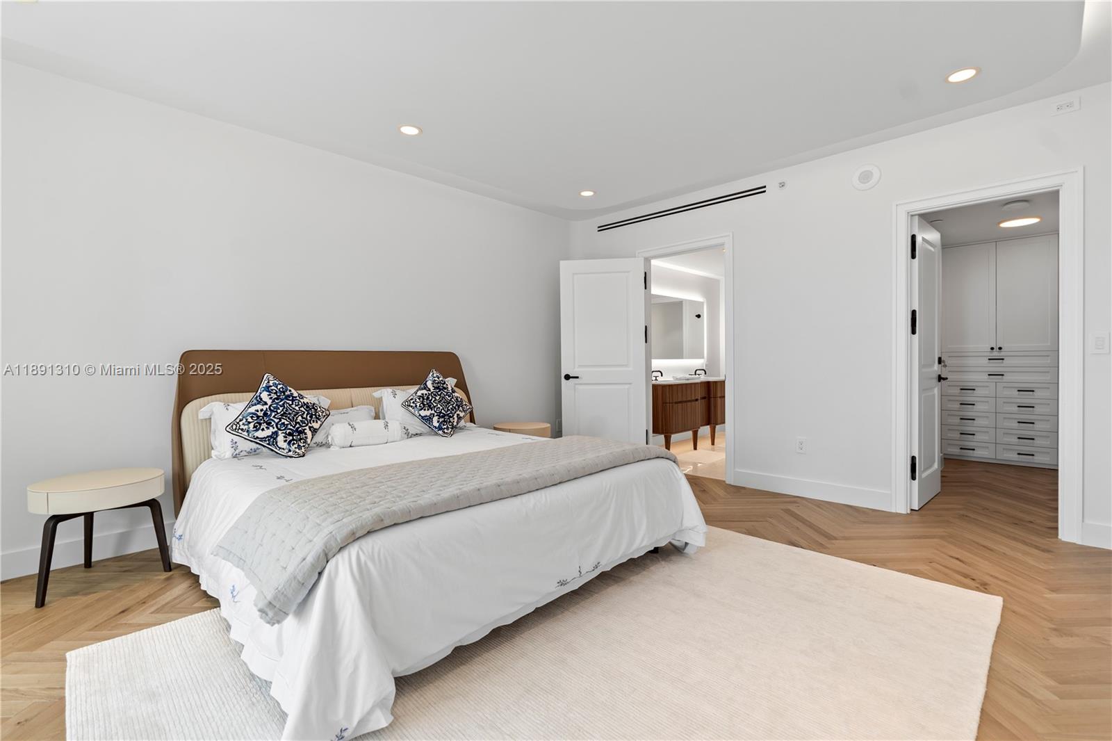 THE EXECUTIVE RESIDENCES - Residential