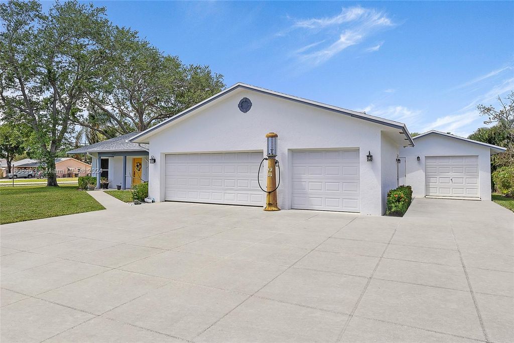 Photo of 19182 SE Hillcrest Dr, Jupiter, FL 33469 (MLS # A11608963)