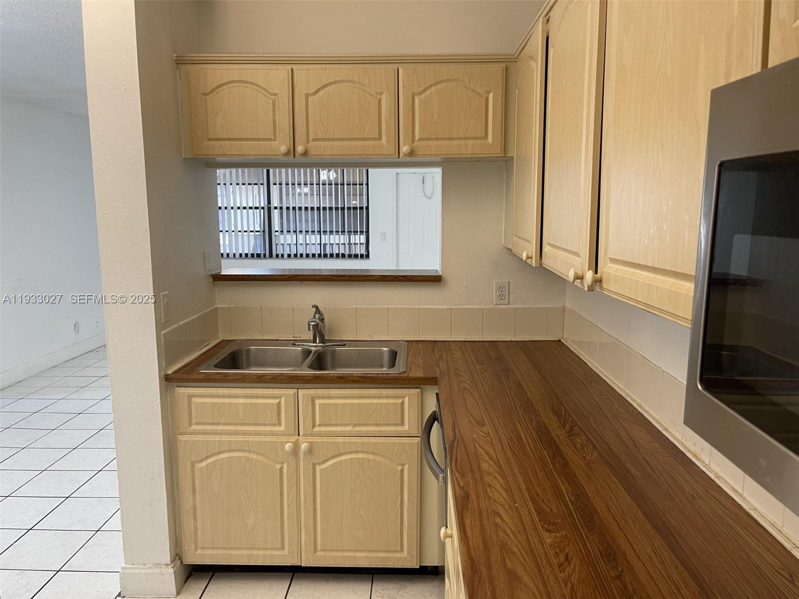 CORAL SPRINGS ESTATE TOWN - Residential Lease