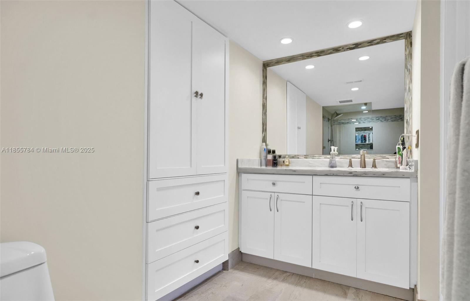 VENETIAN ISLE CONDO - Residential