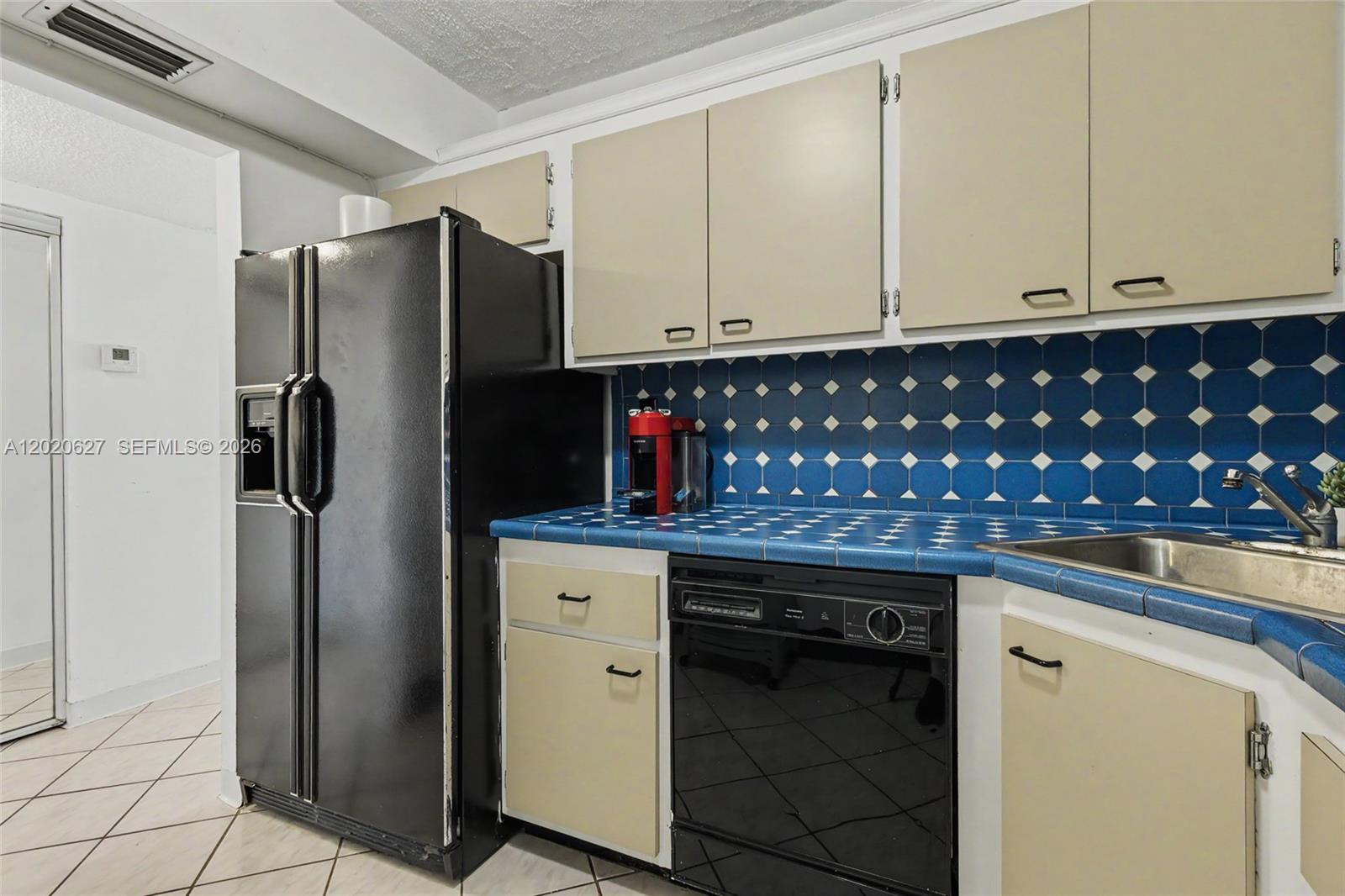 BAYVIEW TOWERS CONDO SOUT - Residential