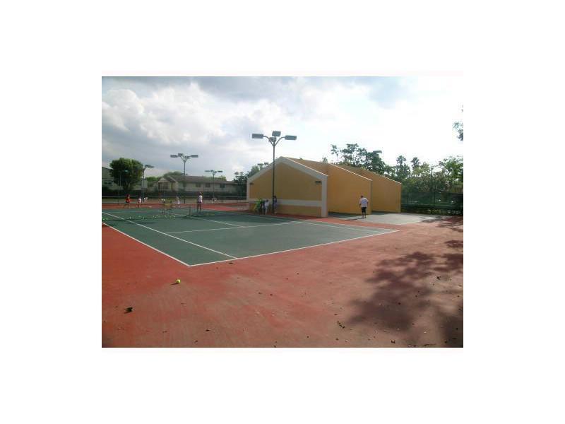THE COURTS AT KENDALL - Residential Lease