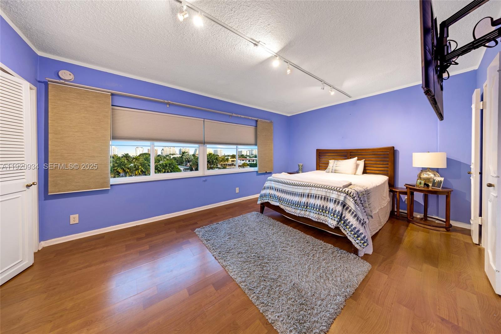 LONDON TOWERS CONDO - Residential