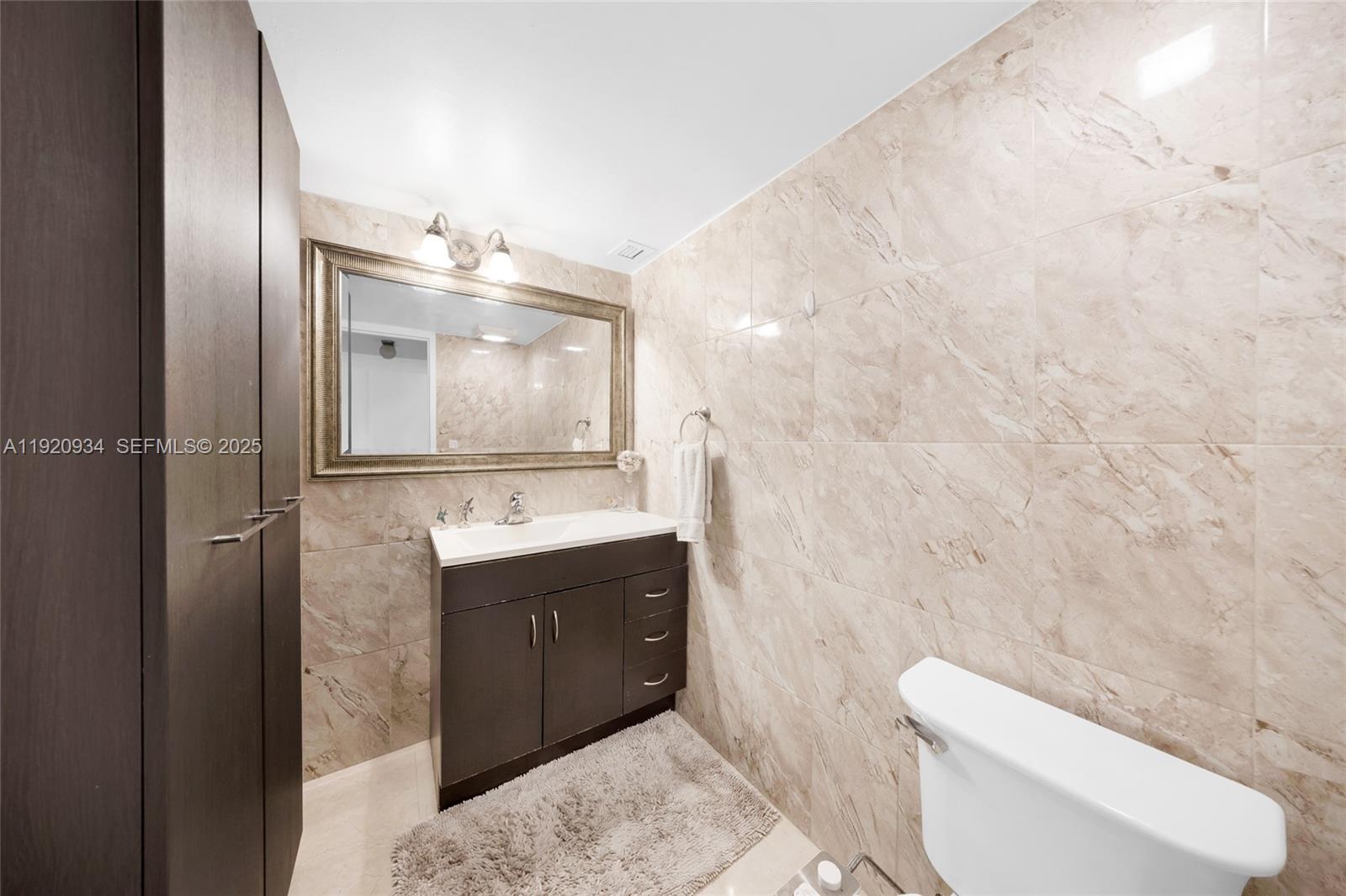 LONDON TOWERS CONDO - Residential