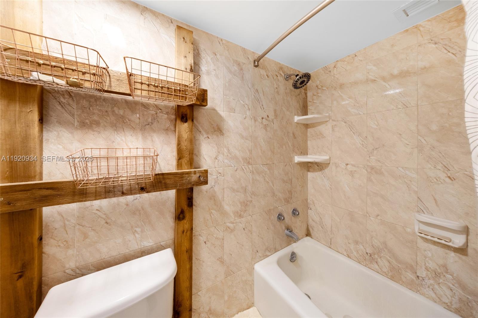 LONDON TOWERS CONDO - Residential