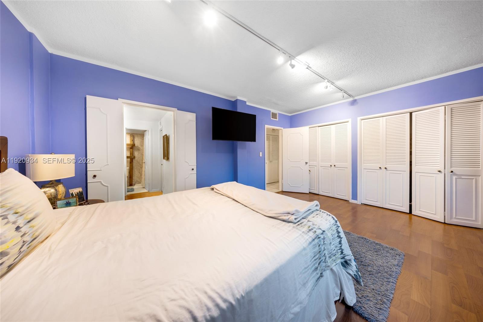 LONDON TOWERS CONDO - Residential