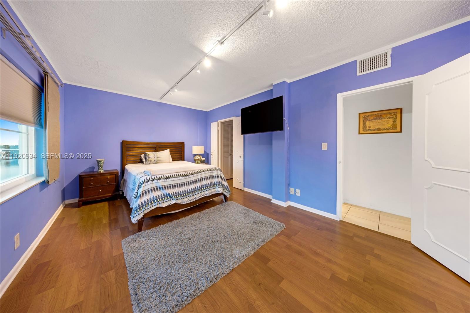 LONDON TOWERS CONDO - Residential