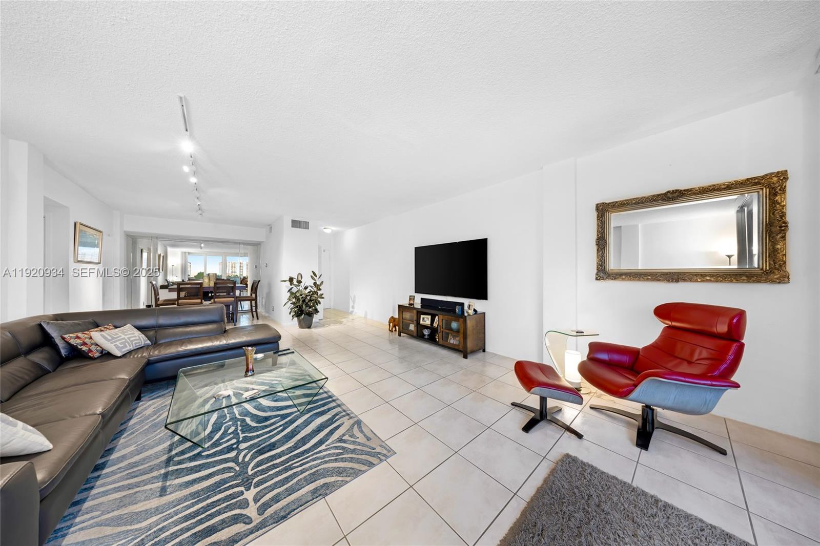 LONDON TOWERS CONDO - Residential