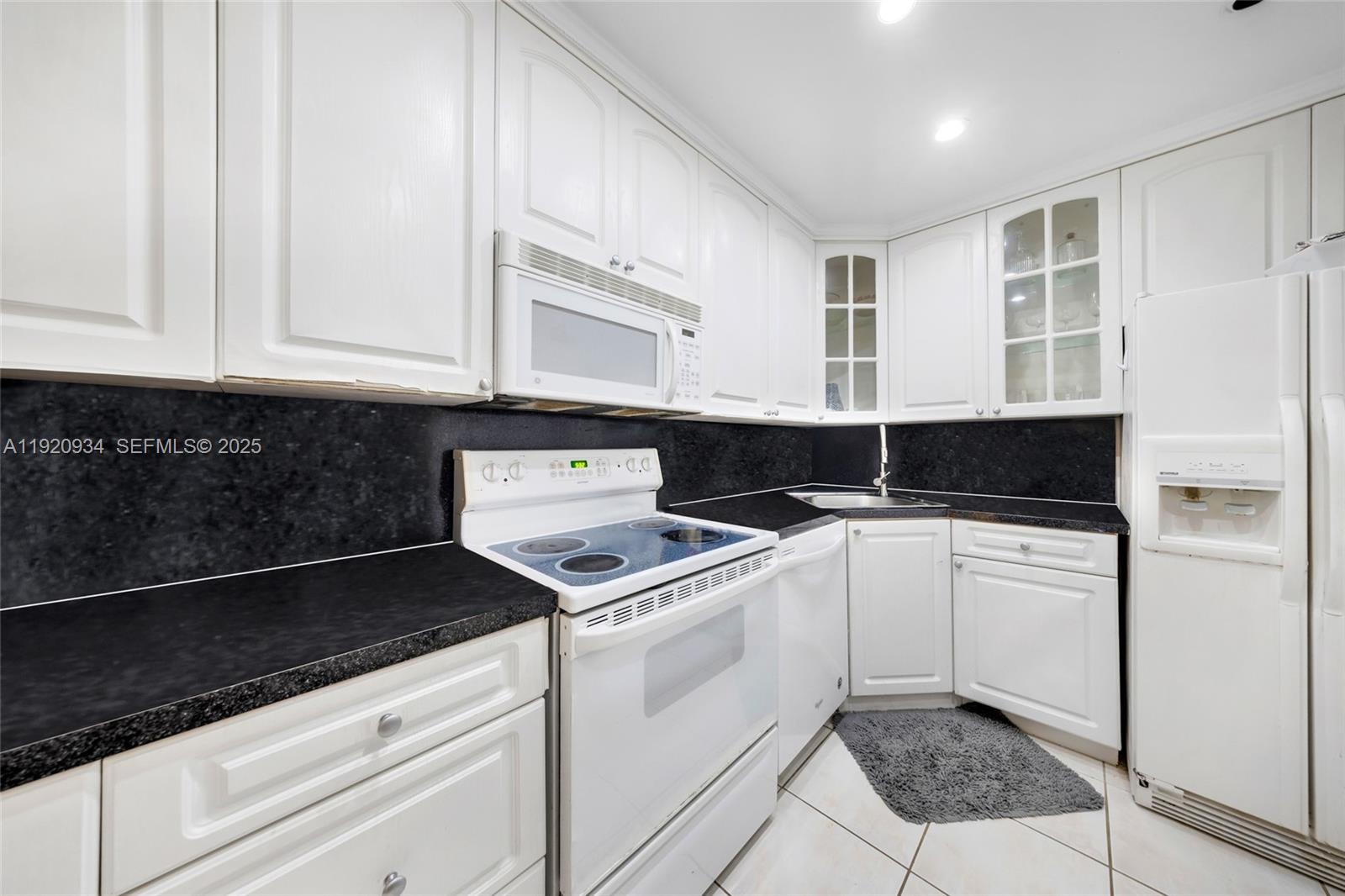 LONDON TOWERS CONDO - Residential