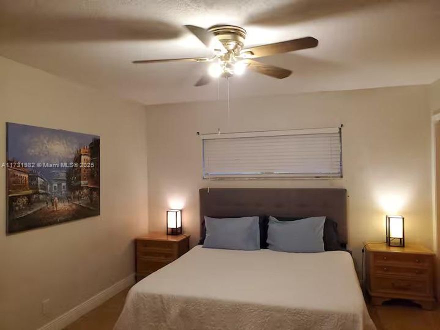 PRICE IS WEEKLY. YOU ARE RENTING A PRIVATE STUDIO ROOM WITH PRIVATE BATHROOM IN A SHARED HOUSE. It's not glamorous but it's clean and affordable + 10 mins away from the cruise port and the airport.
 Share kitchen living and dining area. Private studio room has its own bathroom in the room itself plus fridge and microwave. It's 3 miles to the beach, shopping, airport, seaport, convention center. Car recommended.