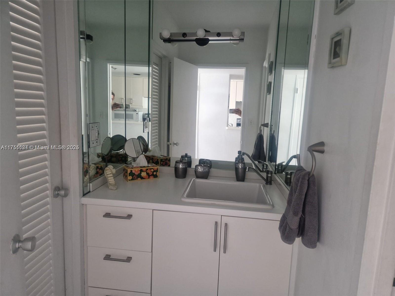 100 Lincoln Rd 1136