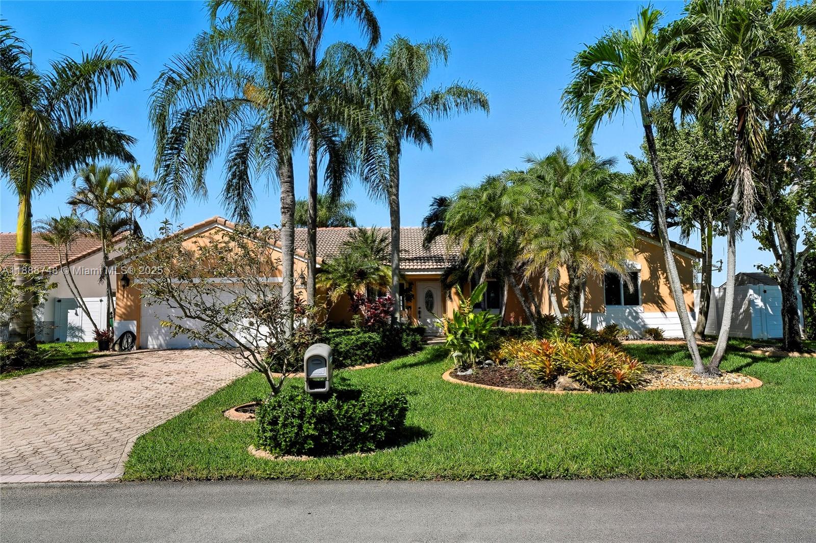 THREE LAKES - Residential