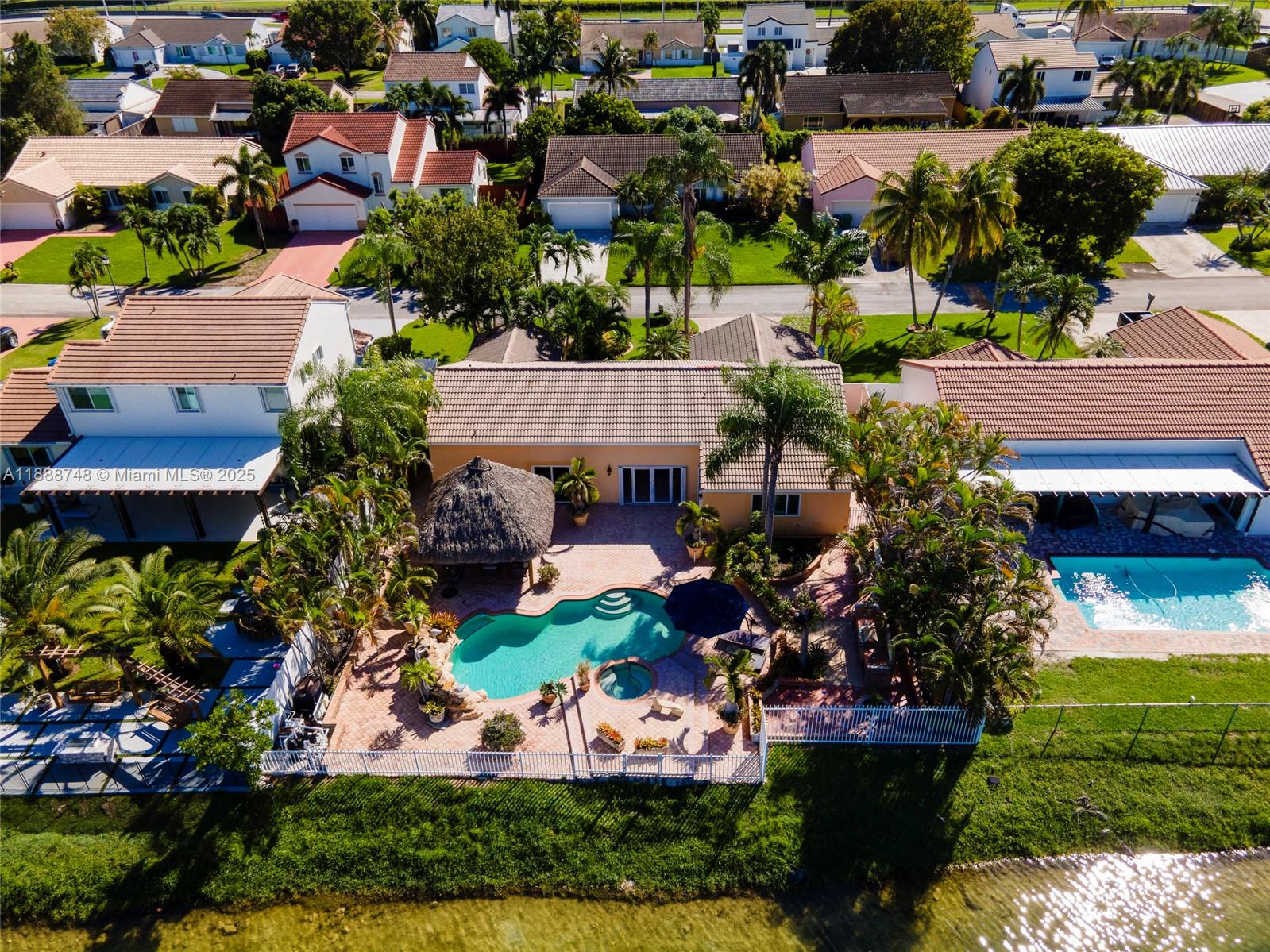 THREE LAKES - Residential