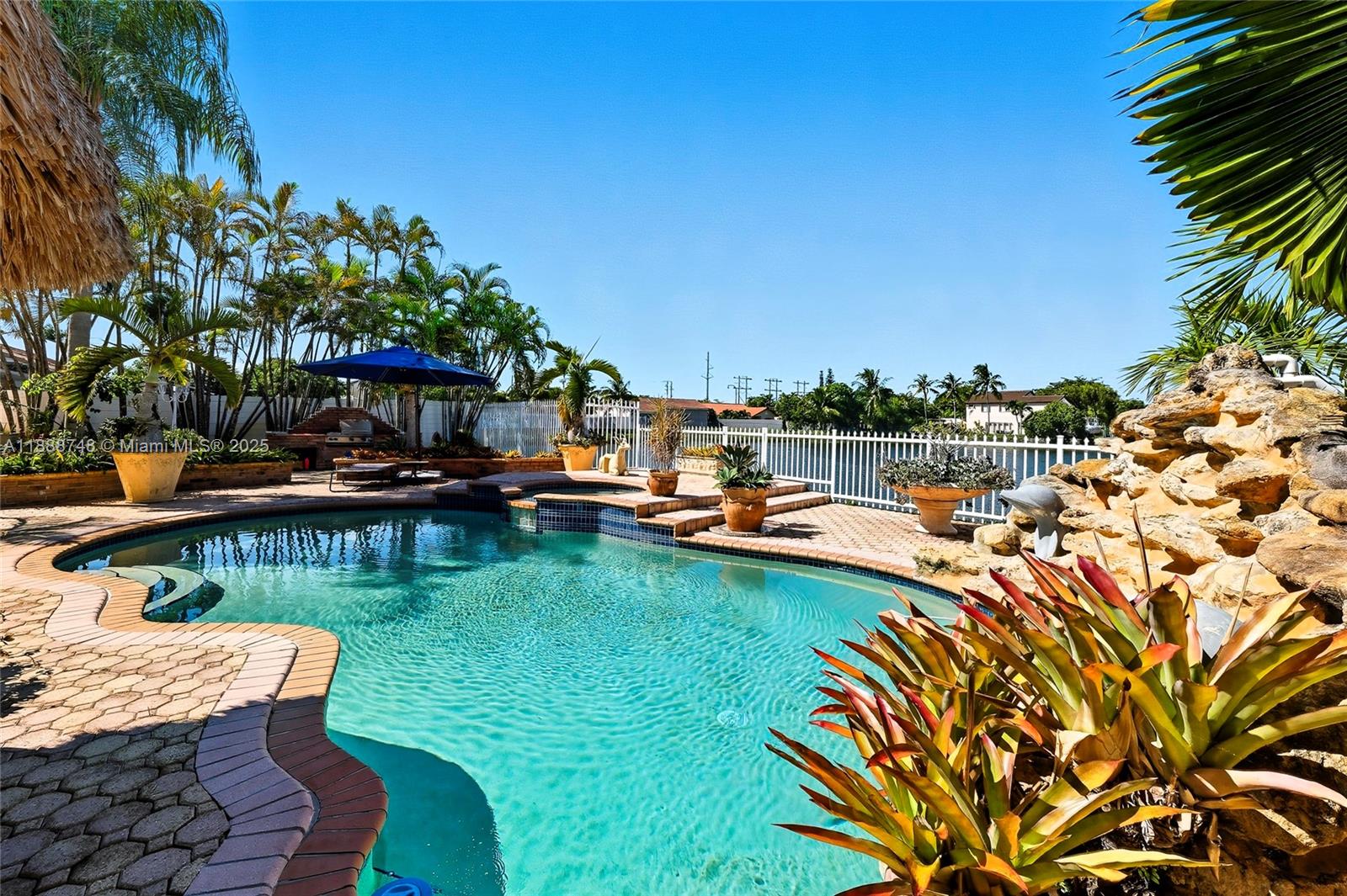 THREE LAKES - Residential