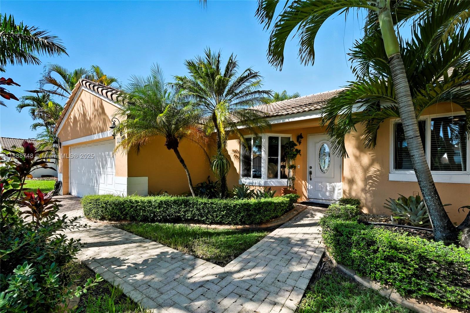 THREE LAKES - Residential