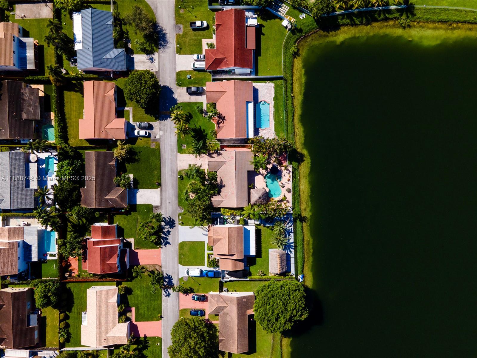 THREE LAKES - Residential