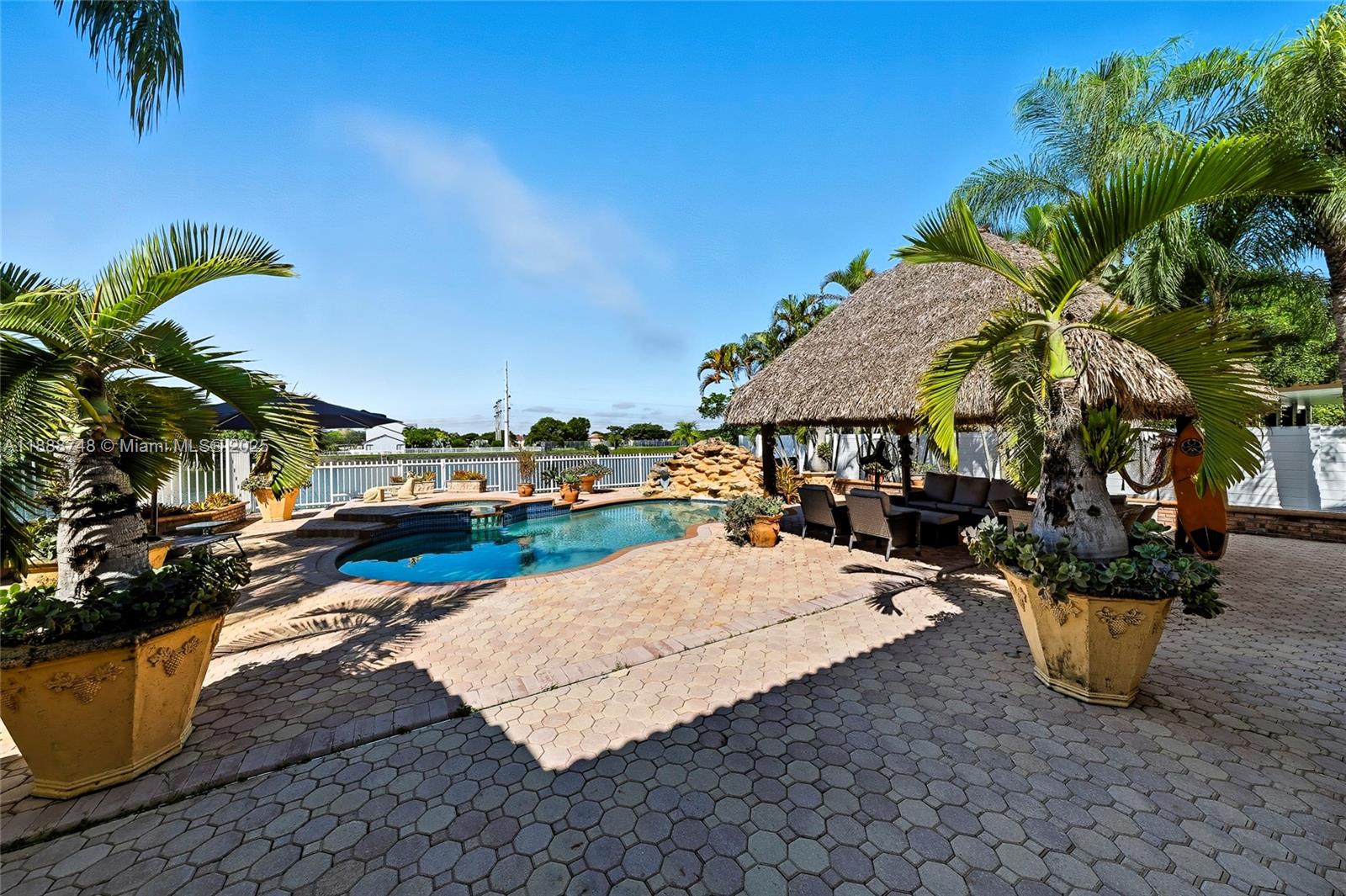 THREE LAKES - Residential